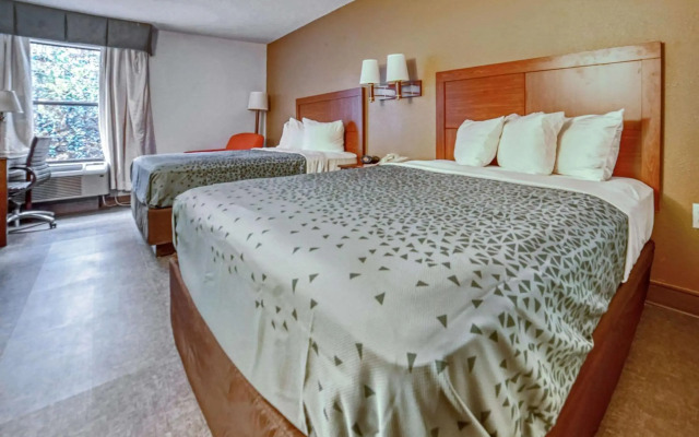 Econo Lodge Raleigh near Walnut Creek Amphitheatre