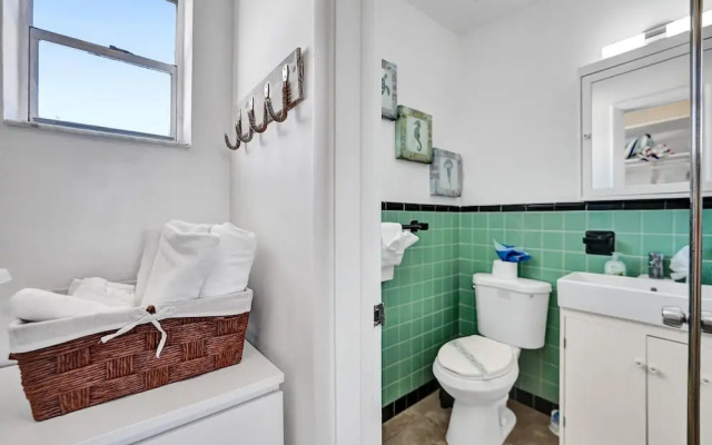 Waves on Desoto Deluxe Studio 9