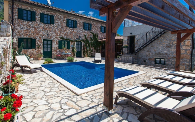 Authentic Large Villa With Private Swimming Pool & Wellness