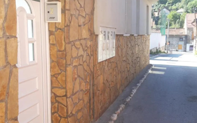 Modern&Cozy Bosnian house with GARDEN+FREE parking