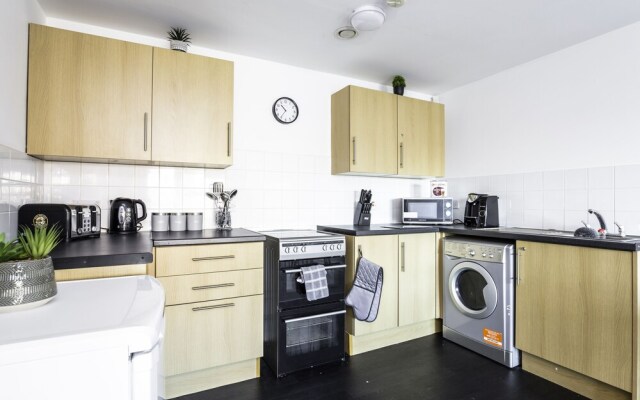 Large Apartment With Balcony Free Parking & Fast Wifi