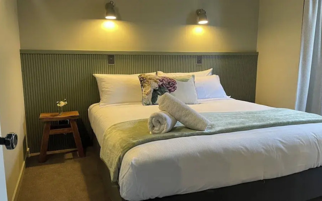 The Elmwood Motel