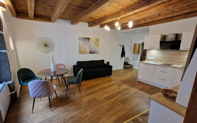 Elegant flat in old town, 2 mins walk to lake