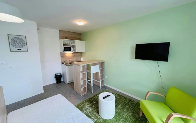 We Live In R - Suite 403