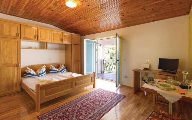 Nice Home in Makarska With Wifi and 2 Bedrooms