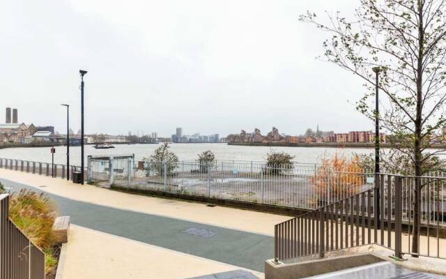 Stunning One Bed Apt W/balcony and Riverview in Greenwich