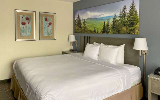 Clarion Pointe - Greensboro Coliseum Area