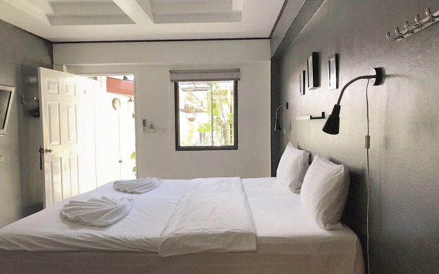 The Reef Hotel & Studios