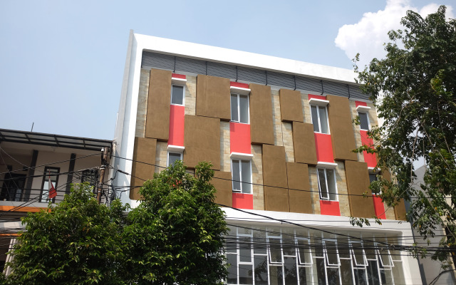 RedDoorz Plus near Mall Ciputra Jakarta