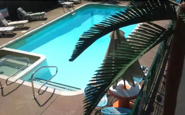 Rainbow Motor Inn - By the Falls