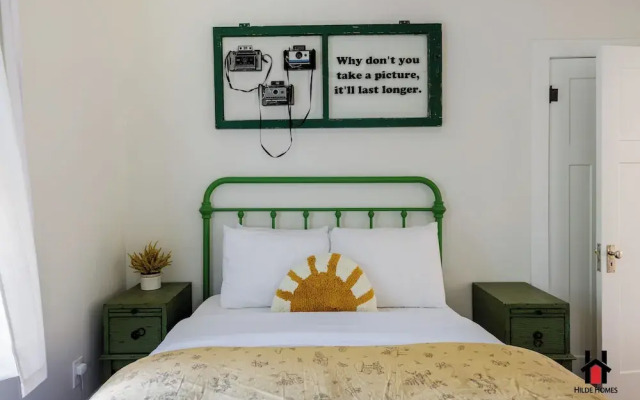 Remodeled 1920s Bungalow & Retro Casita