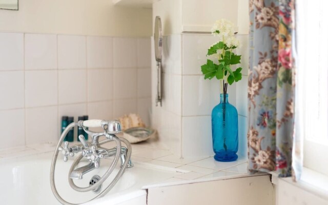 Charming 3BR Home in West London, 6 Guests