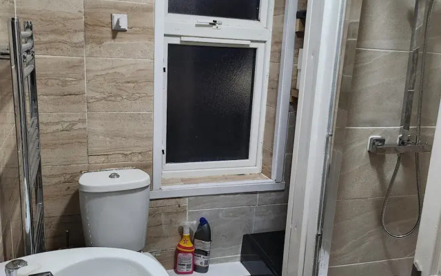 Cosy Dagenham Retreat for Family