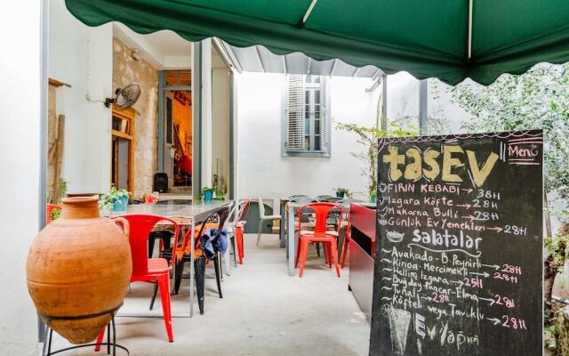 TasEv Boutique Hotel