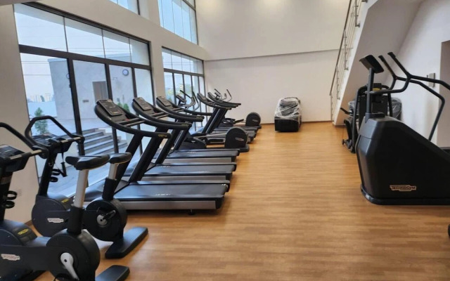 Luxurious & Comfy Gem-5 Star Location-pools, Gym!