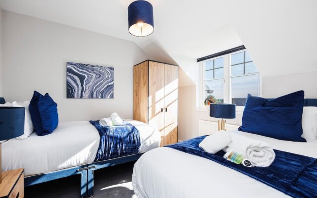 Large 4 Bed Townhouse in Uxbridge Sleeps 9