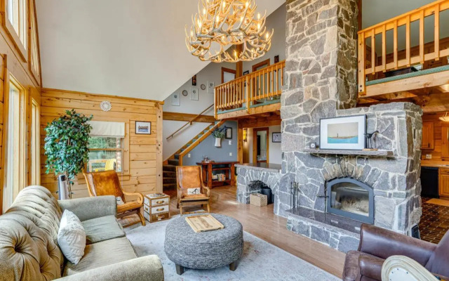 Spacious Wilmington Cabin: Walk to Lake