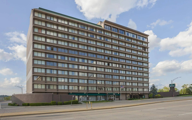 Quality Inn & Suites Cincinnati Downtown