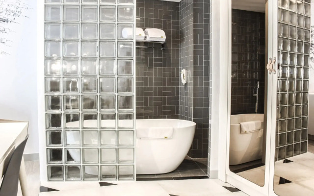 YELLO Hotel Harmoni Jakarta