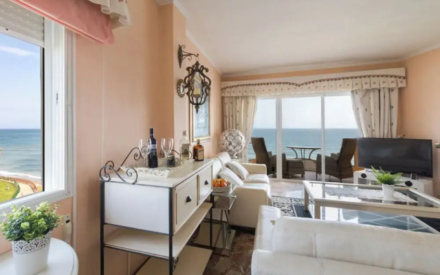 1 Line Beachfront Apartment With Stunning sea View