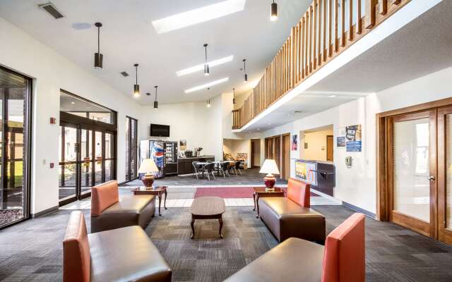 Motel 6 Saukville, WI