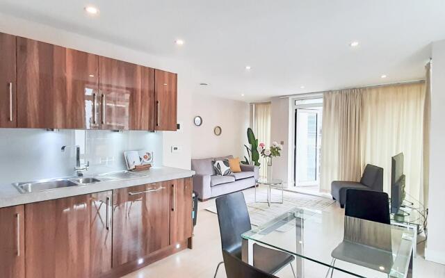 Luxurious Two Bed Two Bath with Balcony in Angel