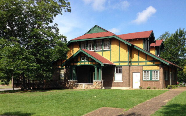 Little Rock Firehouse Hostel & Museum