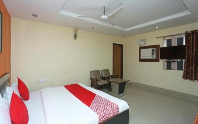 OYO 16818 Hotel Parakh