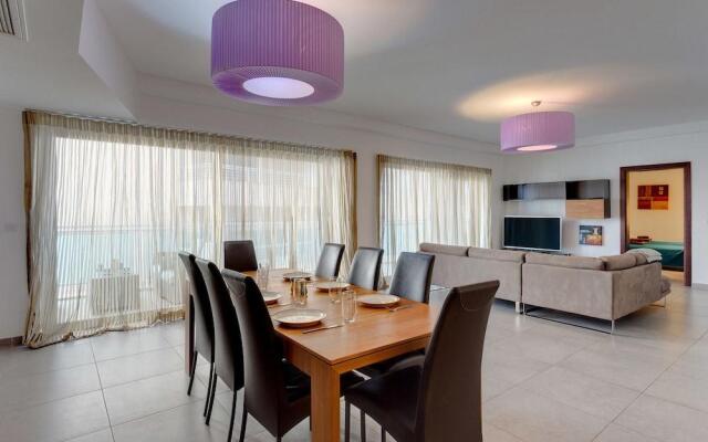 Seaview Apartment In Fort Cambridge Sliema