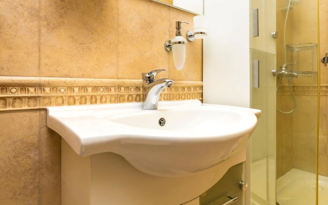 1BD Apartment with a Cute Balcony in Kapana