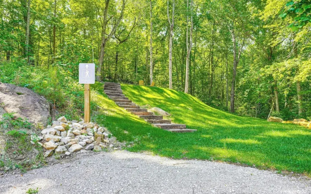 Ideal Location & Mountain Views: Chattanooga Home!
