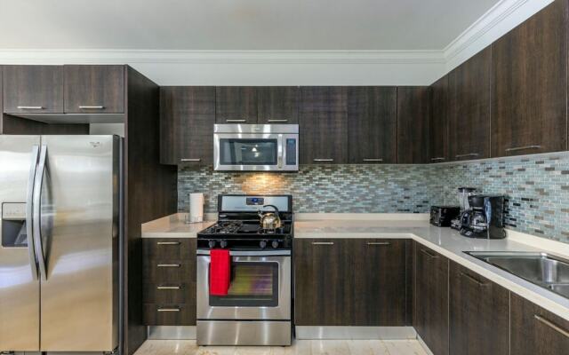 Beautiful 2BR Condo w Great Amenities Palmbeach