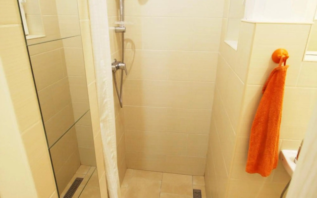 Sunny Studio with balcony in Party District