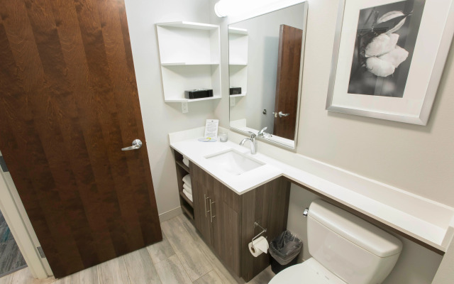 Magnolia Bay Hotel & Suites