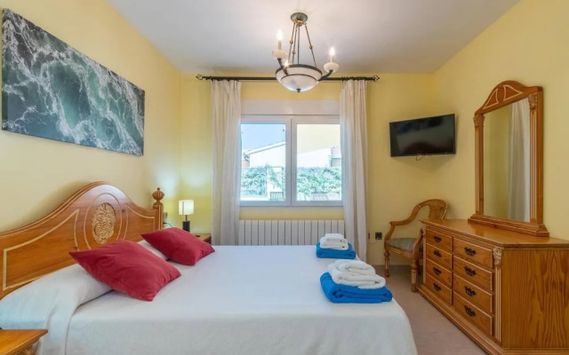 Private Pool, Garden, Barbecue and Beach Nearby