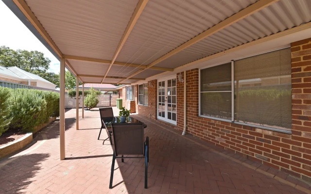 Redcliff Home Close to City & Airport