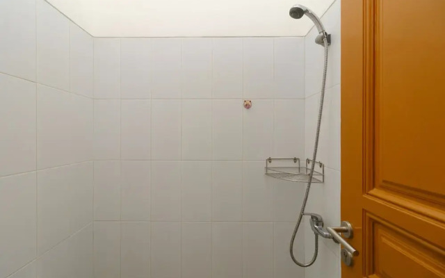 RedDoorz near Kejaksan Station Cirebon 2