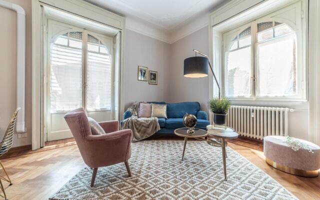 Joivy Sophisticated Flat W/ Desk