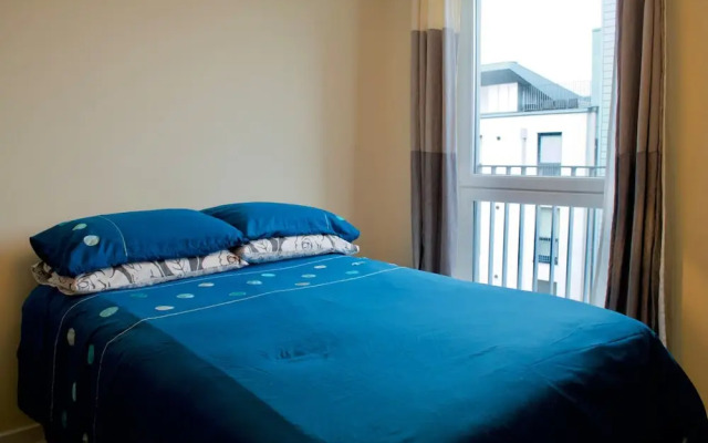 Large and Modern 2 Bed 2 Bath Edinburgh Apartment