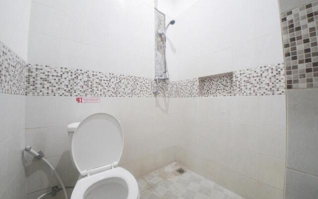 RedDoorz Plus near Green Pramuka Square Mall