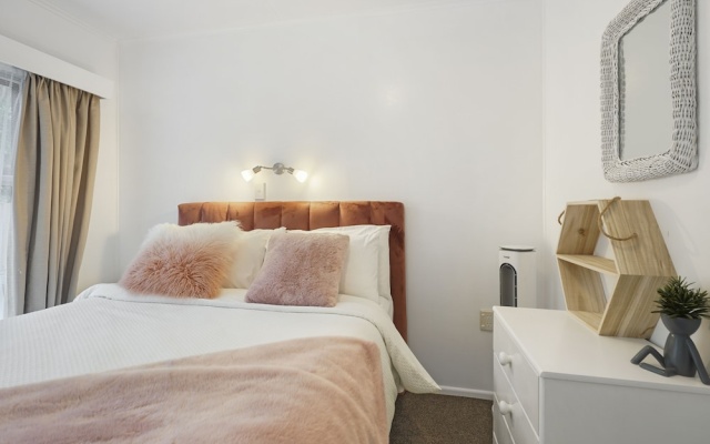 Lakeview Escape with spa - sauna - patio – Guest Rooms – Taupo