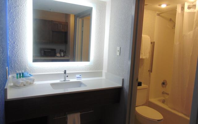 Holiday Inn Express & Suites Wapakoneta by IHG