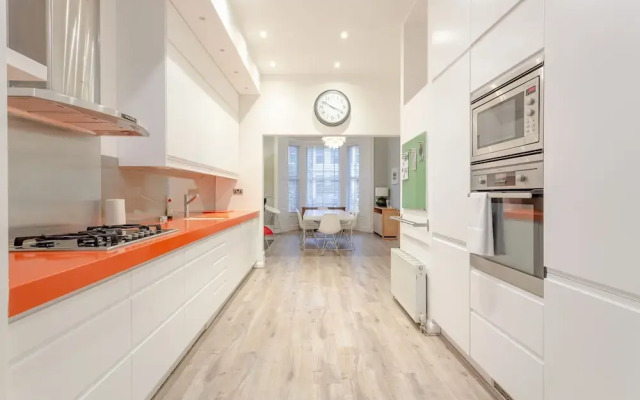 Beautiful 4 Bedroom London Riverside House