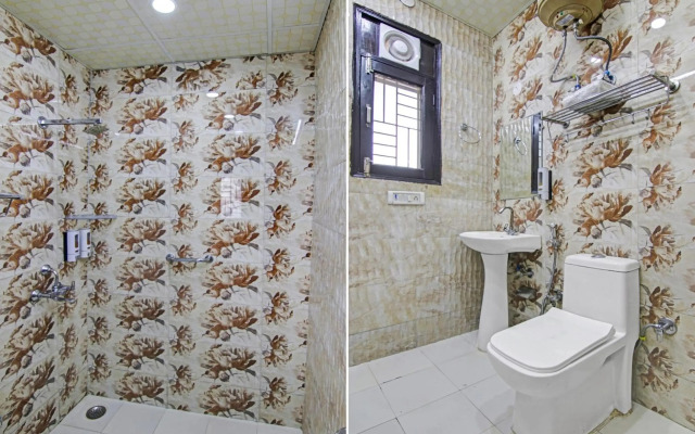 OYO Flagship 70281 Hotel Rishabh Inn