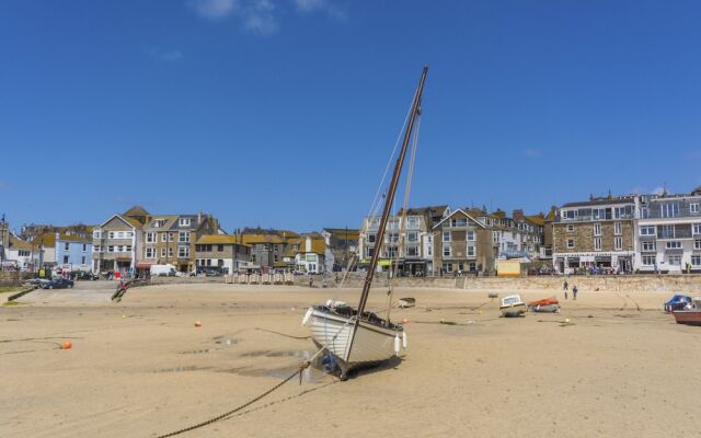 Spacious Apartment in Saint Ives Near Beach