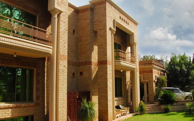 Avari Xpress Residence School Road