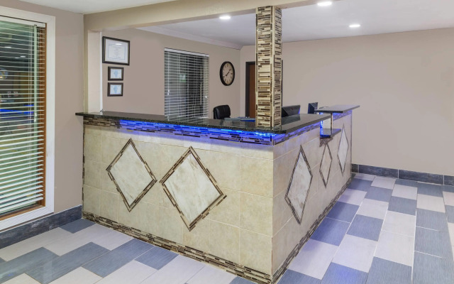 Super 8 by Wyndham Okawville