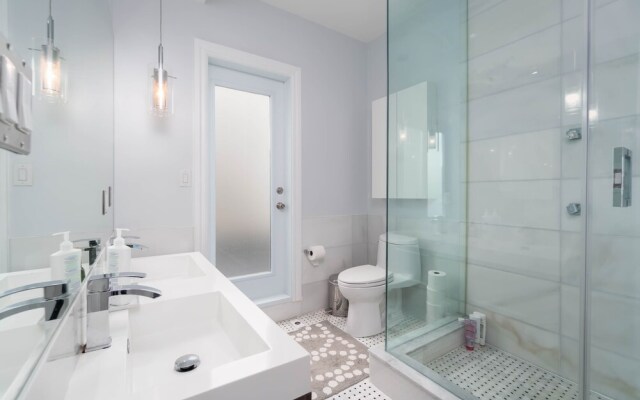 3 Bedroom 2 Bath Large Patio and CN View