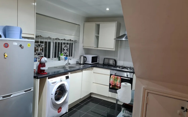 4br-2ensuite-10mincentrallondon-sleeps11-parking
