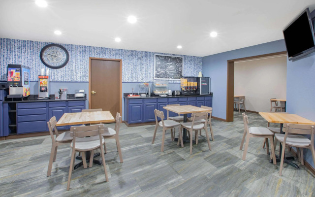 AmericInn by Wyndham Pella